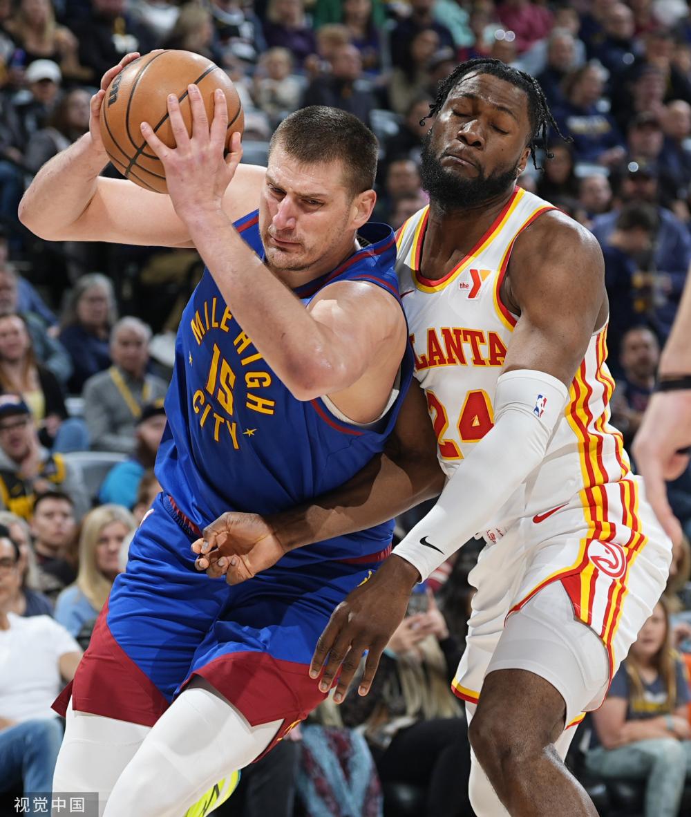 并展现了他 并展现了他